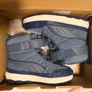 Kids Puma Evolve AC+ PS Snow Boots size 1.5. Like new